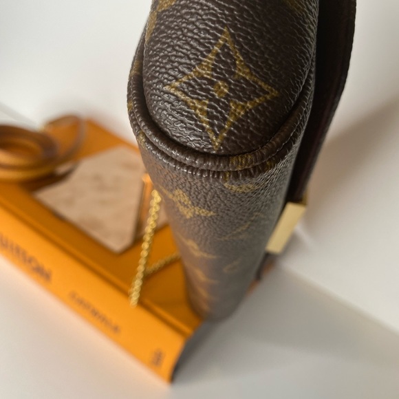 ❌❌SOLD❌❌ Louis monogram favorite crossbody - Picture 4 of 16